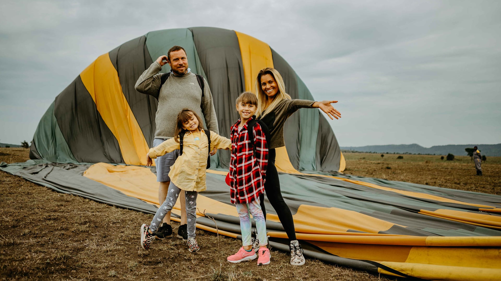 Family-Tourists-Balloon-Serengeti-Tanzania